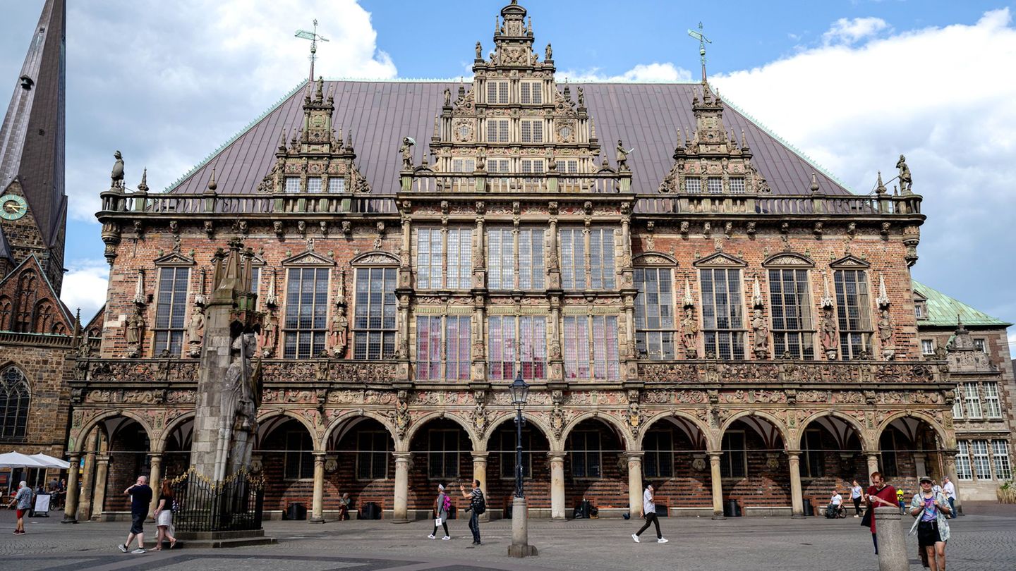 Das Land Bremen will eine Steuer auf Einweggeschirr einführen. (Archivbild) Foto: Sina Schuldt/dpa