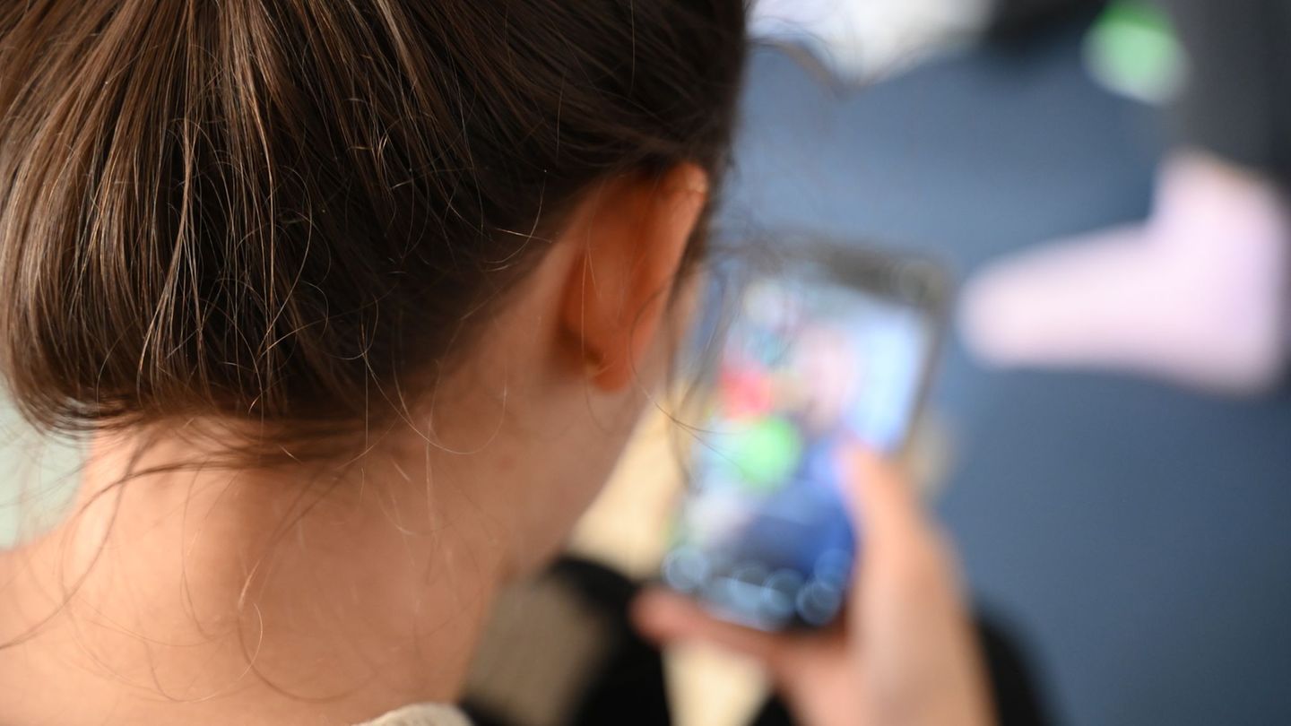 Das EU-Parlament stimmte mit deutlicher Mehrheit für die Forderung nach einem Mindestalter für soziale Medien. (Symbolbild) Foto