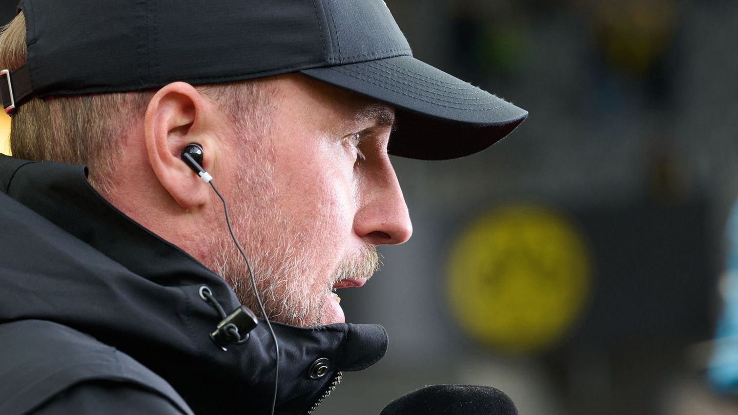 Die Reise von Sebastian Hoeneß und dem VfB Stuttgart lief anders als geplant. Foto: Bernd Thissen/dpa