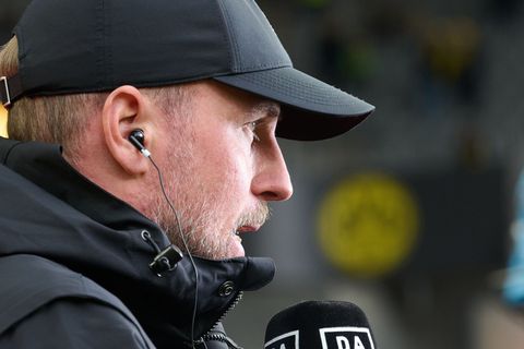 Die Reise von Sebastian Hoeneß und dem VfB Stuttgart lief anders als geplant. Foto: Bernd Thissen/dpa