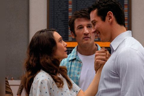 Joan (Elizabeth Olsen) trifft im Jenseits auf ihre beiden Ehemänner: Callum Turner (r.) und Miles Teller.
