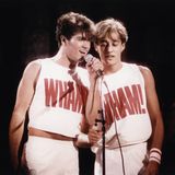 George Michael und Andrew Ridgeley nennen sich "Wham!", was in rot auf ihren T-Shirts steht