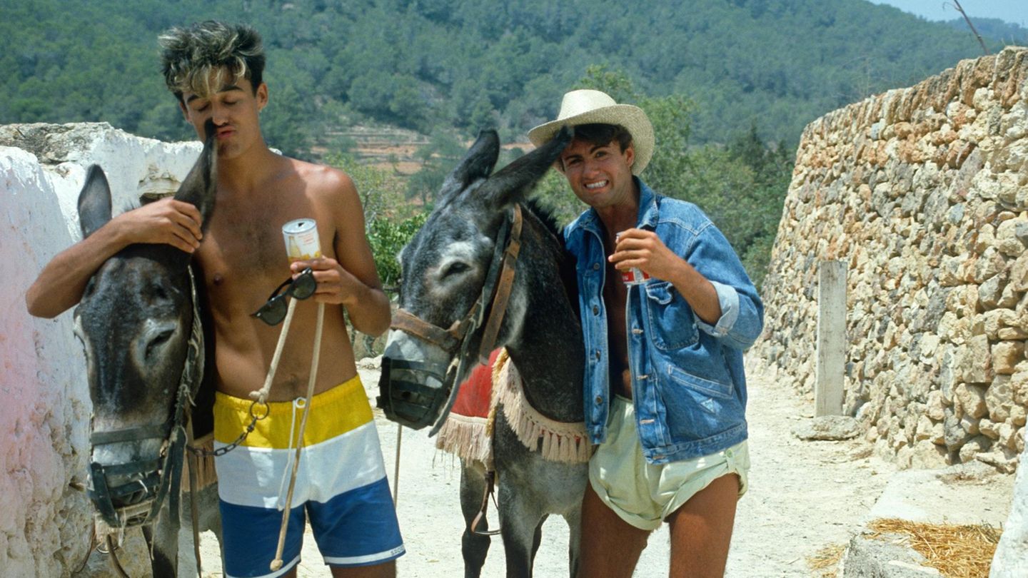 Mit einem Esel: Andrew Ridgeley und George Michael auf Ibiza