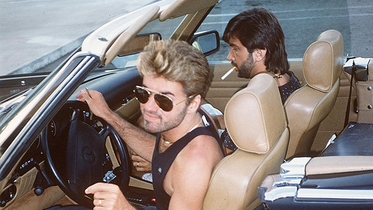 George Michael mit Sonnebrille am Steuer eines Cabrios