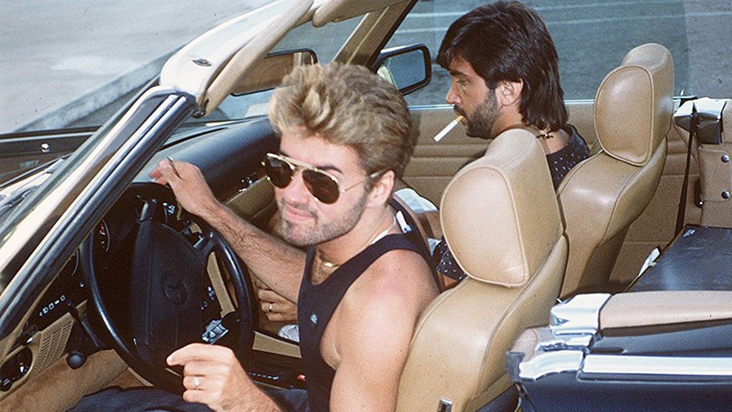 George Michael mit Sonnebrille am Steuer eines Cabrios