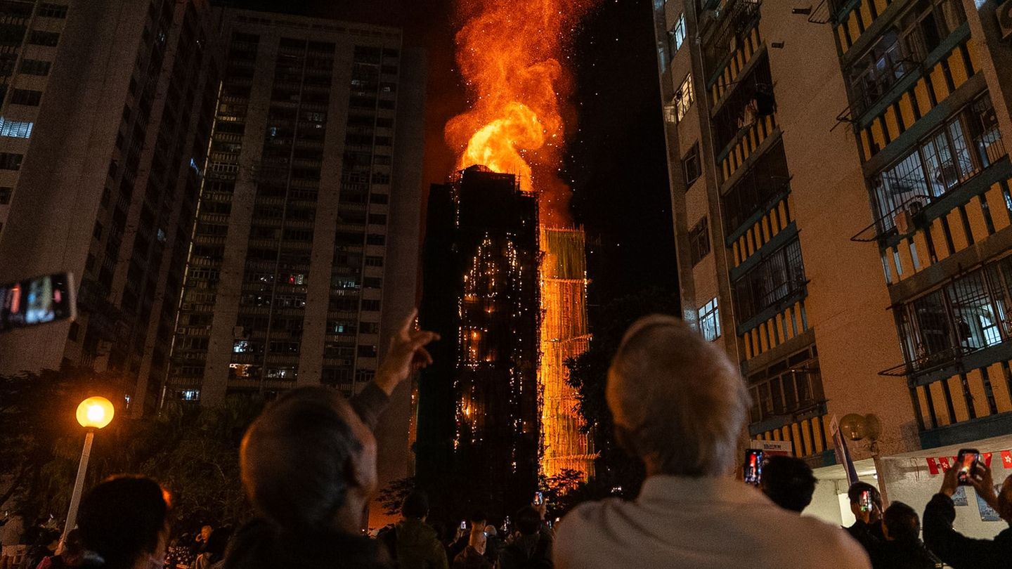 Das Feuer breitete sich an Bambusgerüsten und auch im Innenraum der Hochhäuser aus. Foto: Chan Long Hei/AP/dpa
