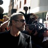 George Michael im Blitzlichtgewitter vor einem Londoner Gericht