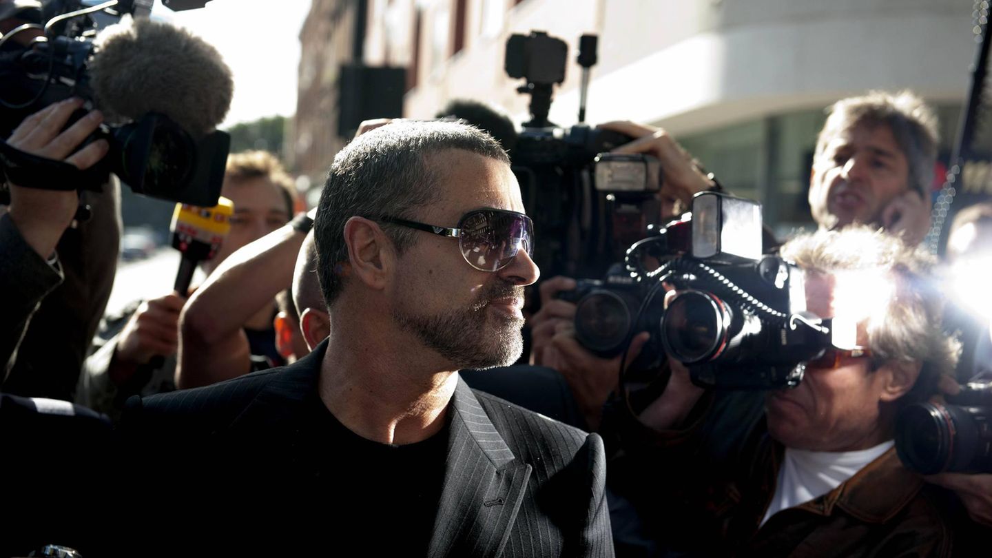 George Michael im Blitzlichtgewitter vor einem Londoner Gericht