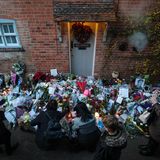 Vor der Tür von George Michaels Haus liegen nach seinem Tod Blumen