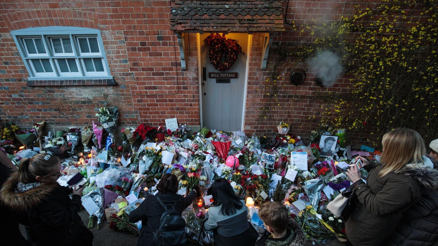 Vor der Tür von George Michaels Haus liegen nach seinem Tod Blumen