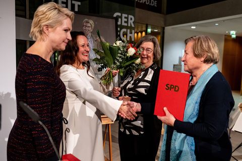 Die SPD hat den Regine-Hildebrandt-Preis verliehen - unter anderem an die Omas gegen Rechts aus Potsdam. Foto: Fabian Sommer/dpa