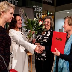 Die SPD hat den Regine-Hildebrandt-Preis verliehen - unter anderem an die Omas gegen Rechts aus Potsdam. Foto: Fabian Sommer/dpa