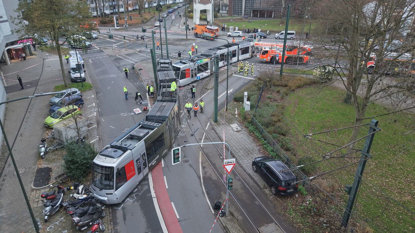 Die Straßenbahn wurde in der Mitte auseinandergerissen. Foto: David Young/dpa