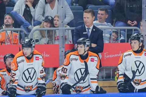 Wolfsburgs Trainer Michael Stewart. Foto: Rolf Vennenbernd/dpa