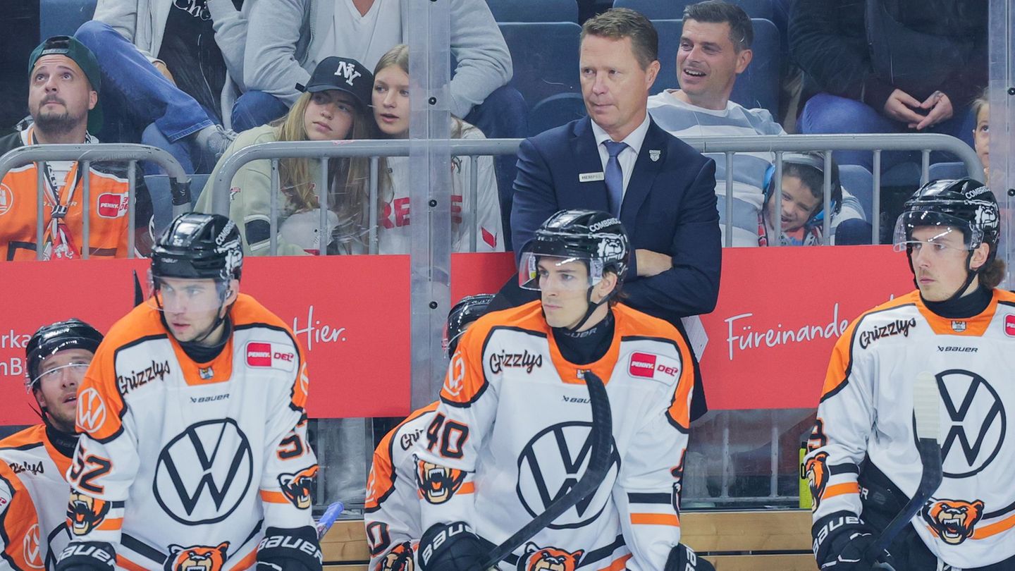 Wolfsburgs Trainer Michael Stewart. Foto: Rolf Vennenbernd/dpa
