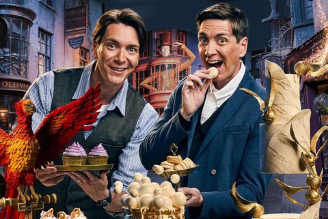 James (links) und Oliver Phelps wurden als die Zwillinge Fred und George Weasley aus den "Harry Potter"-Filmen bekannt. Nun sind die inzwischen 39-Jährigen Moderatoren einer magischen Backshow.
