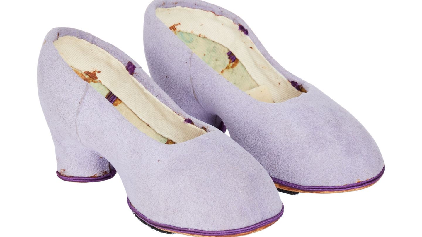 Diese Schuhe trug Miss Piggy in dem Film "Die große Muppet-Sause" (1981). Foto: -/Julien's Auctions/dpa