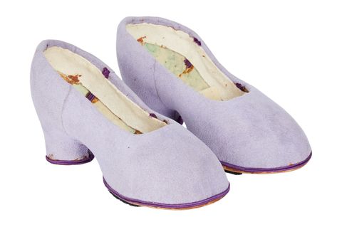 Diese Schuhe trug Miss Piggy in dem Film "Die große Muppet-Sause" (1981). Foto: -/Julien's Auctions/dpa