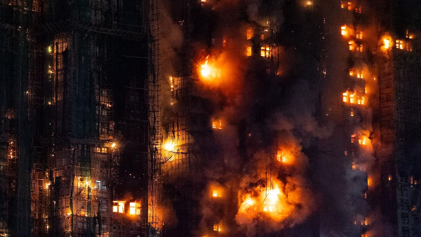 In der Nacht schlagen aus etlichen Wohnungen in einem Hochhauskomplex in Hongkong Flammen