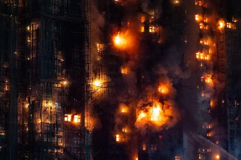 In der Nacht schlagen aus etlichen Wohnungen in einem Hochhauskomplex in Hongkong Flammen