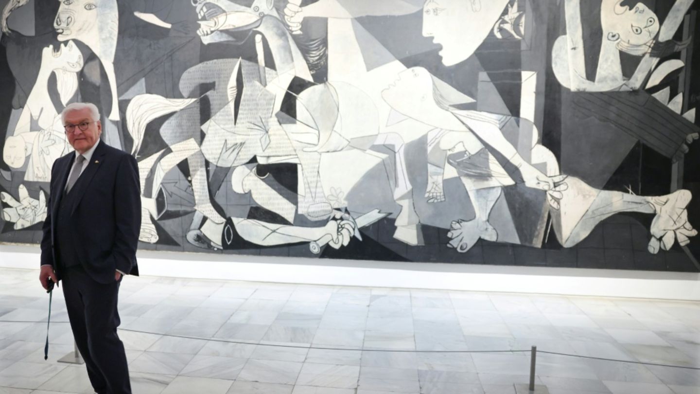 Frank-Walter Steinmeier vor dem Picasso-Gemälde "Guernica"
