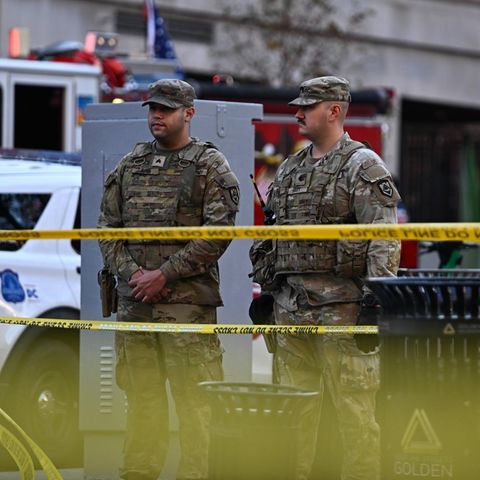 Zwei Mitglieder der Nationalgarde stehen in Washington nahe der Stelle, an der zwei ihrer Kameraden niedergeschossen wurden