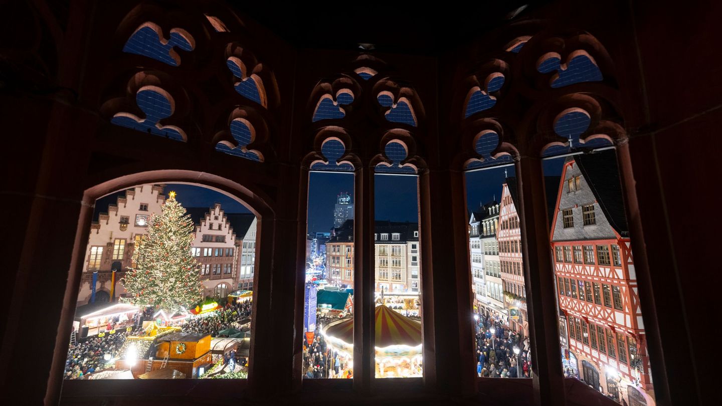 Hessens größter Weihnachtsmarkt lädt in Frankfurt ein. (Archivbild) Foto: Boris Roessler/dpa