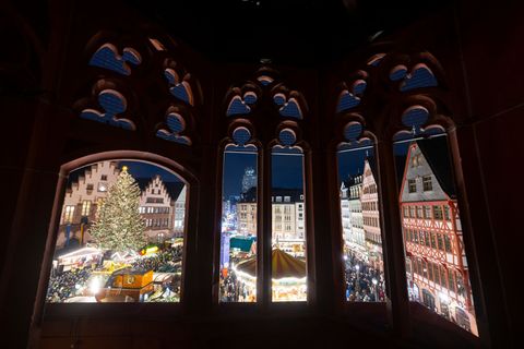 Hessens größter Weihnachtsmarkt lädt in Frankfurt ein. (Archivbild) Foto: Boris Roessler/dpa