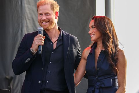 Prinz Harry und Herzogin Meghan packen in einer Gemeinschaftsküche mit an. (Archivbild) Foto: Amy Katz/ZUMA Press Wire/dpa
