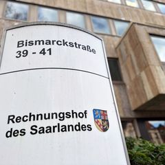 Im Gebäude des Rechnungshofes in Saarbrücken wird der Jahresbericht 2024 vorgestellt. (Archivfoto) Foto: Katja Sponholz/dpa