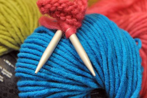 Ehrenamtler stricken auch für einen guten Zweck. (Symbolbild) Foto: picture alliance / dpa