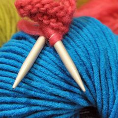 Ehrenamtler stricken auch für einen guten Zweck. (Symbolbild) Foto: picture alliance / dpa