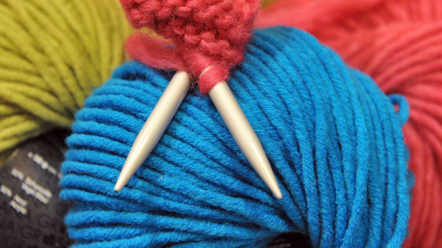 Prostovoljci v Paderbornu pletejo za ljudi v stiski in potrebujejo novo volno