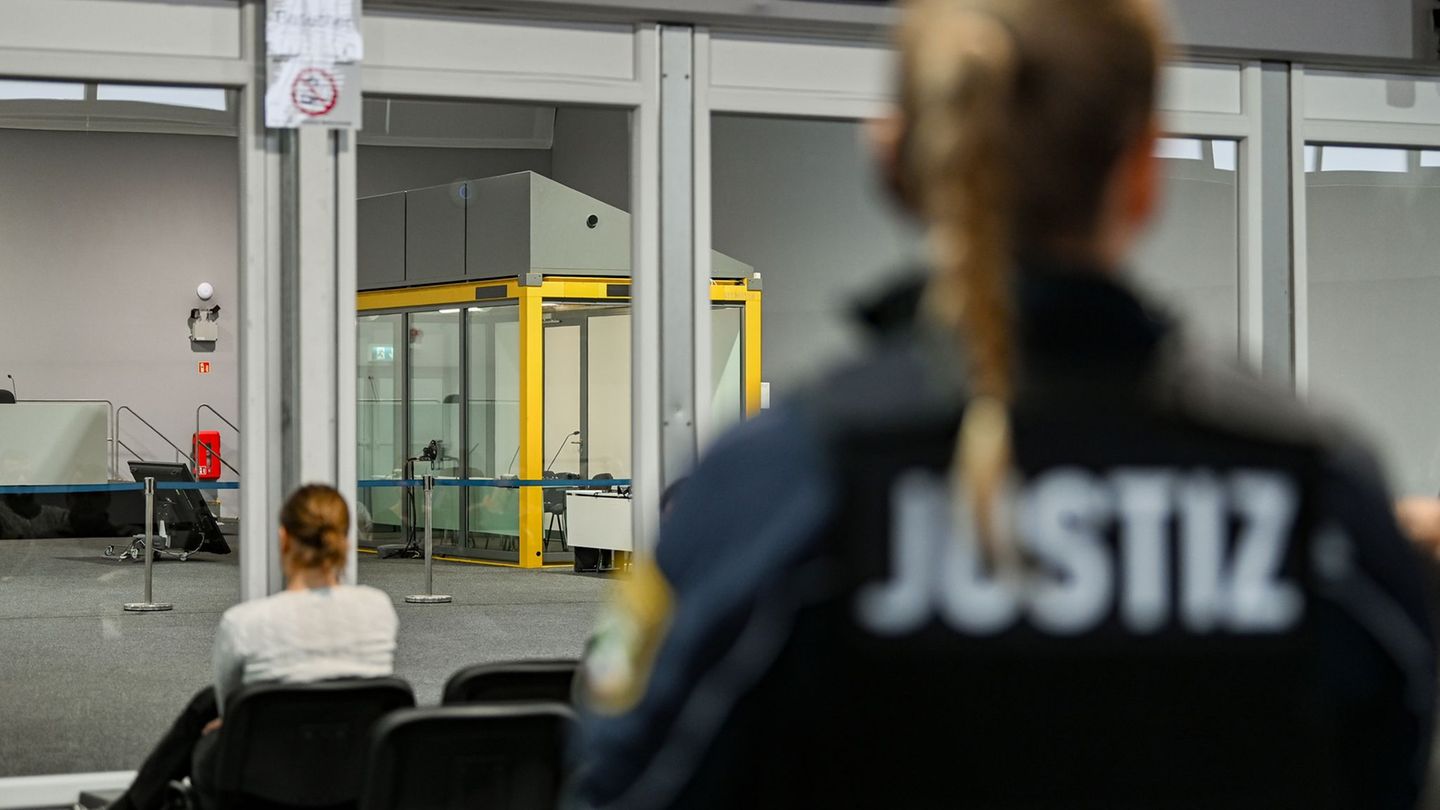 Ein Blick aus dem Zuschauerraum in den Gerichtssaal, wo der Angeklagte während der Verhandlungen in einer Glaskabine sitzt. (Arc