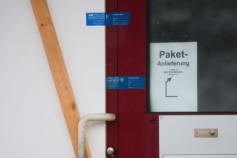 Nur Polizeisiegel erinnern noch daran, was in einer Firma in St. Johann in Baden-Württemberg passiert ist. Foto: Christoph Schmi