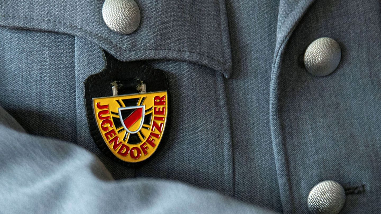Ein Ex-Oberstufenschüler soll bearbeitete Fotos eines Jugendoffiziers der Bundeswehr verbreitet haben, die diesen in die Nähe de