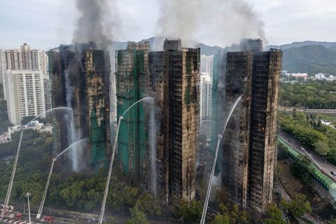 Auch fast 20 Stunden nach Ausbruch des Feuers kämpften die Einsatzkräfte noch gegen Flammen. Foto: Vernon Yuen/Nexpher via ZUMA