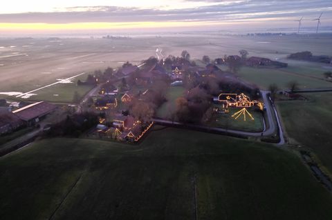 Fast das ganze Dorf Bingumgaste ist zur Adventszeit festlich beleuchtet. Foto: Lars Penning/dpa
