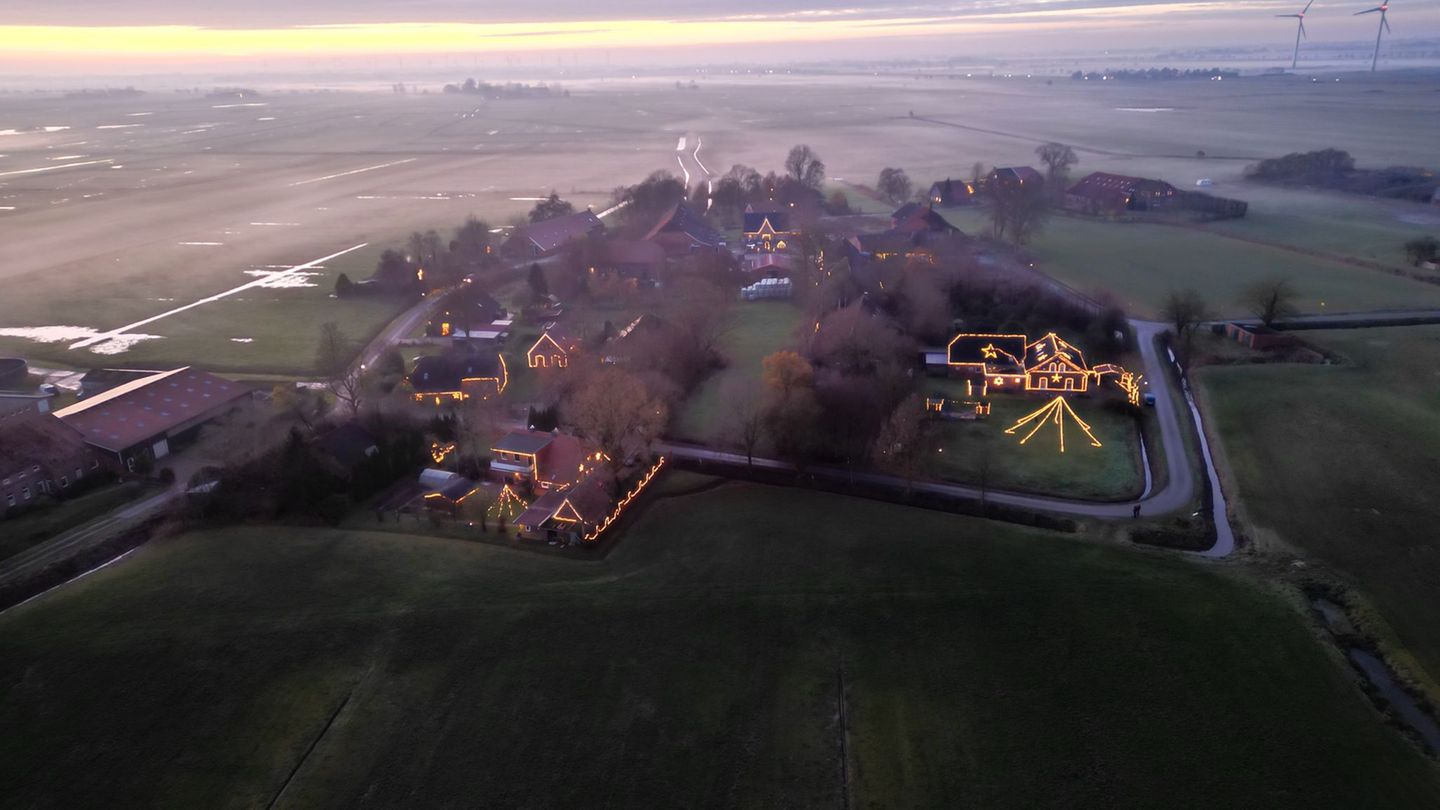 Fast das ganze Dorf Bingumgaste ist zur Adventszeit festlich beleuchtet. Foto: Lars Penning/dpa
