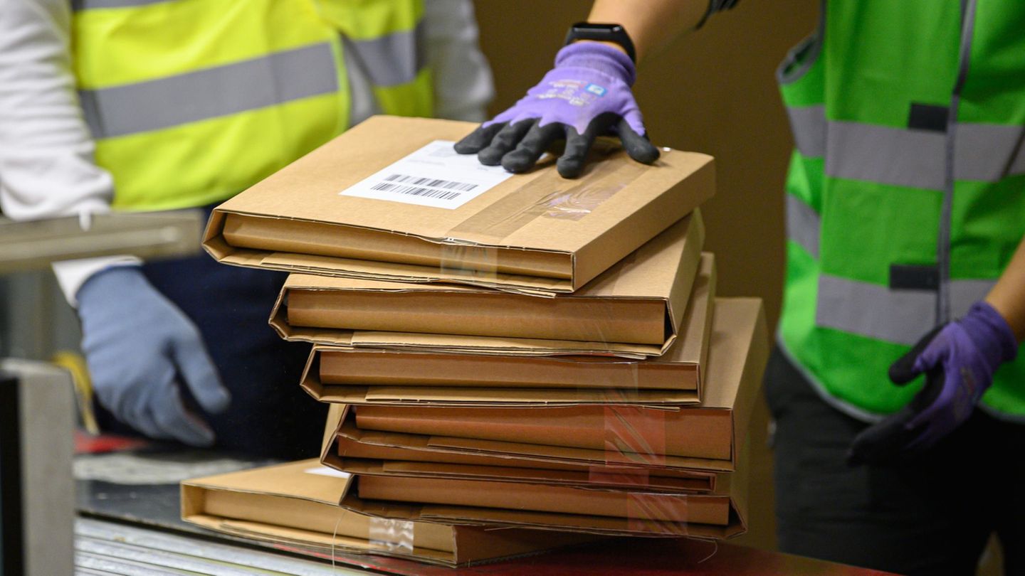 Pakete und Päckchen sollten bis zum 20. Dezember versendet werden. (Archivbild) Foto: Robert Michael/dpa-Zentralbild/dpa