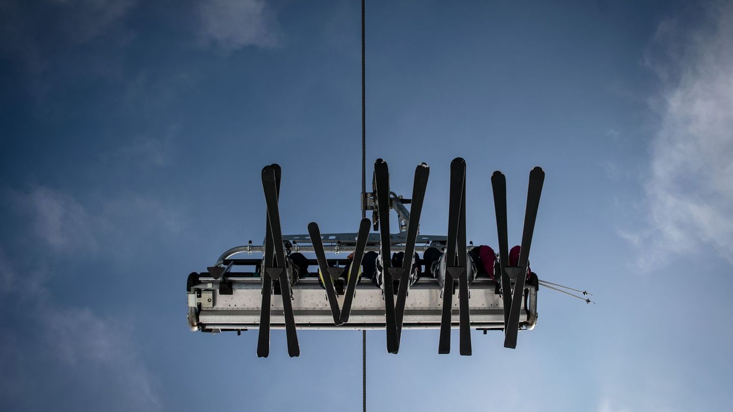 Mindestens zehn Lifte sorgen ab Freitag für ersten Skispaß im Sauerland Foto: Bernd Thissen/dpa