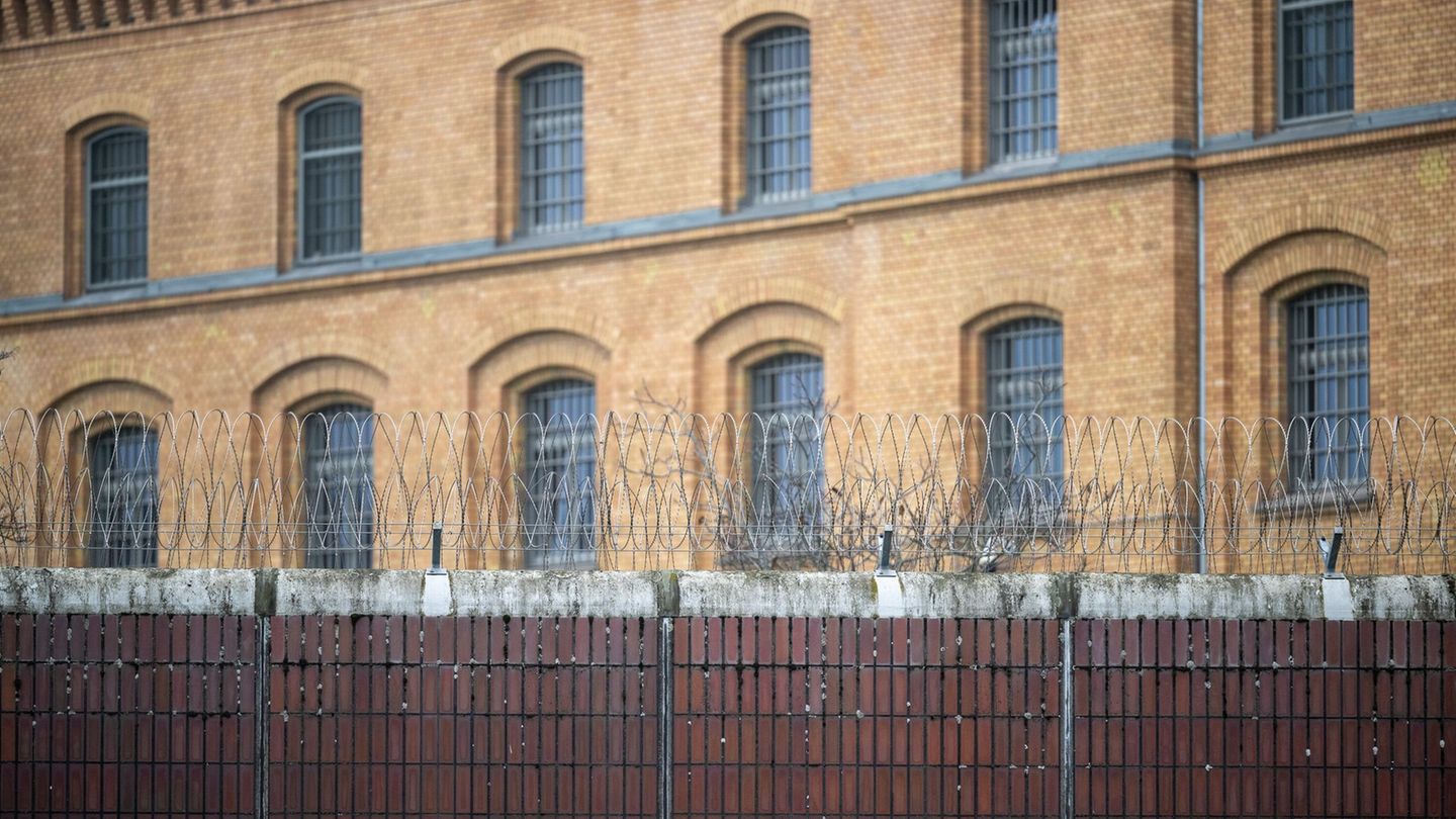 In der Justizvollzugsanstalt Moabit wird der erste Suizidpräventionsraum eröffnet. (Archivbild) Foto: Soeren Stache/dpa
