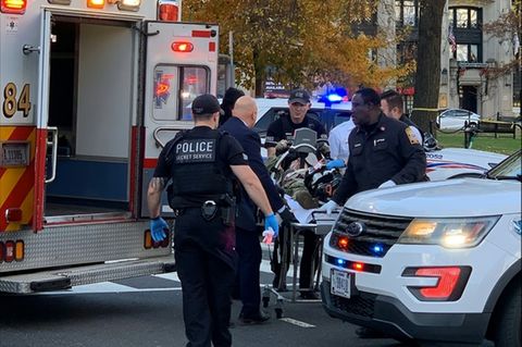 Ein Mann in Armeeuniform auf einer Trage in Washington