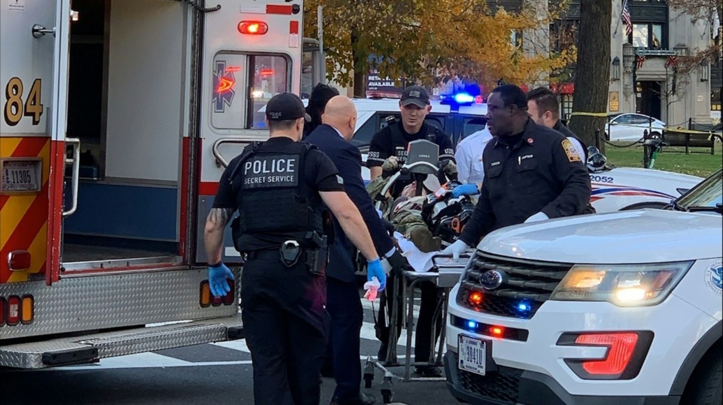 Ein Mann in Armeeuniform auf einer Trage in Washington