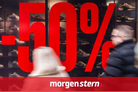 Statt für den "Black Firday" wirbt ein Schuhhändler im Schaufenster gleich für eine "Black Week"