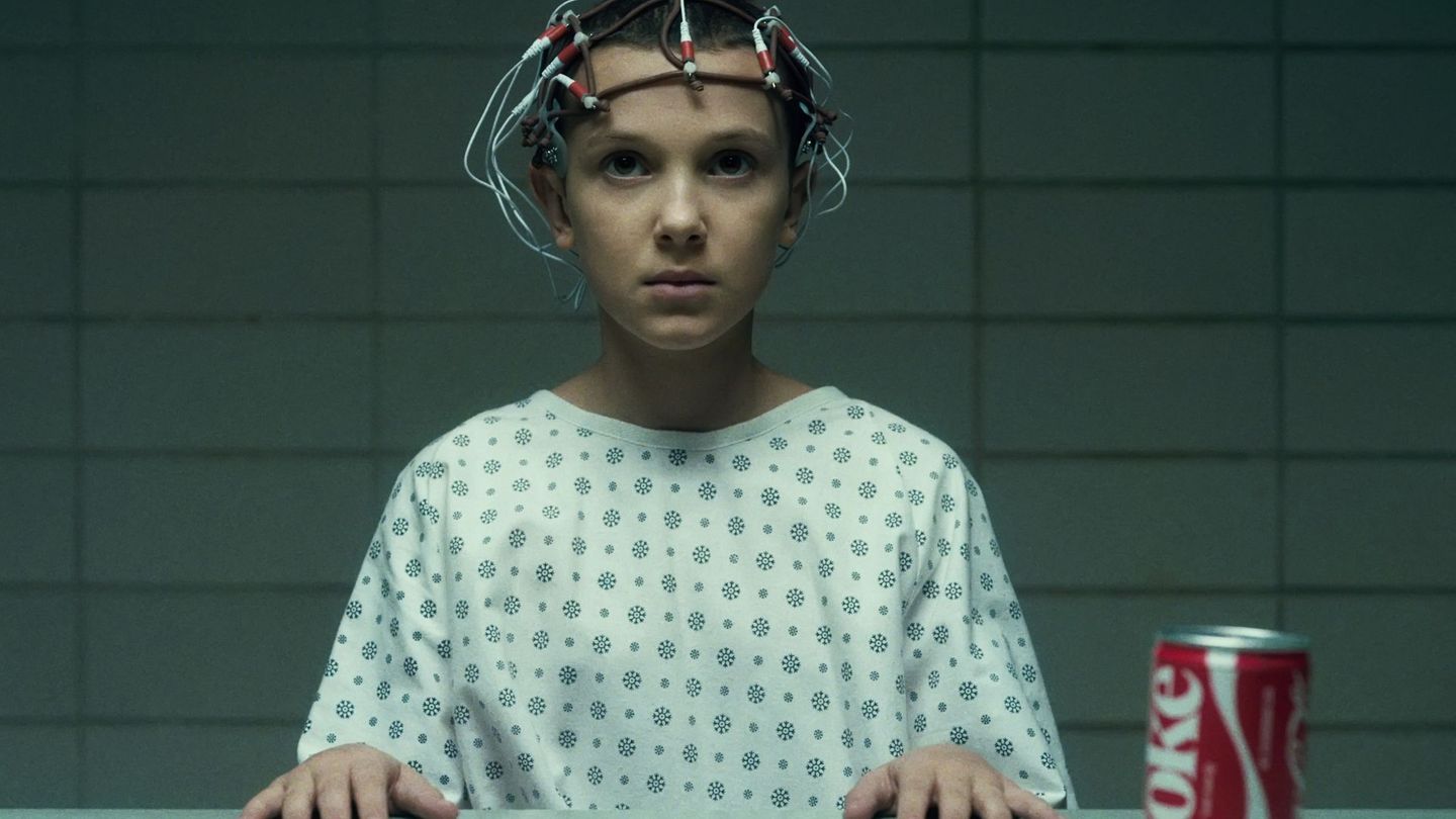 Sie ist die Hauptfigur, um die sich seit der ersten Staffel von "Stranger Things" alles dreht: Elf (Millie Bobby Brown), die eigentlich Jane heißt und von Mike "Elfi" genannt wird, kann zu Beginn der Serie aus einem Forschungslabor fliehen. Dort mussten sie und andere telekinetisch begabte Kinder teils grausame Tests über sich ergehen lassen.
