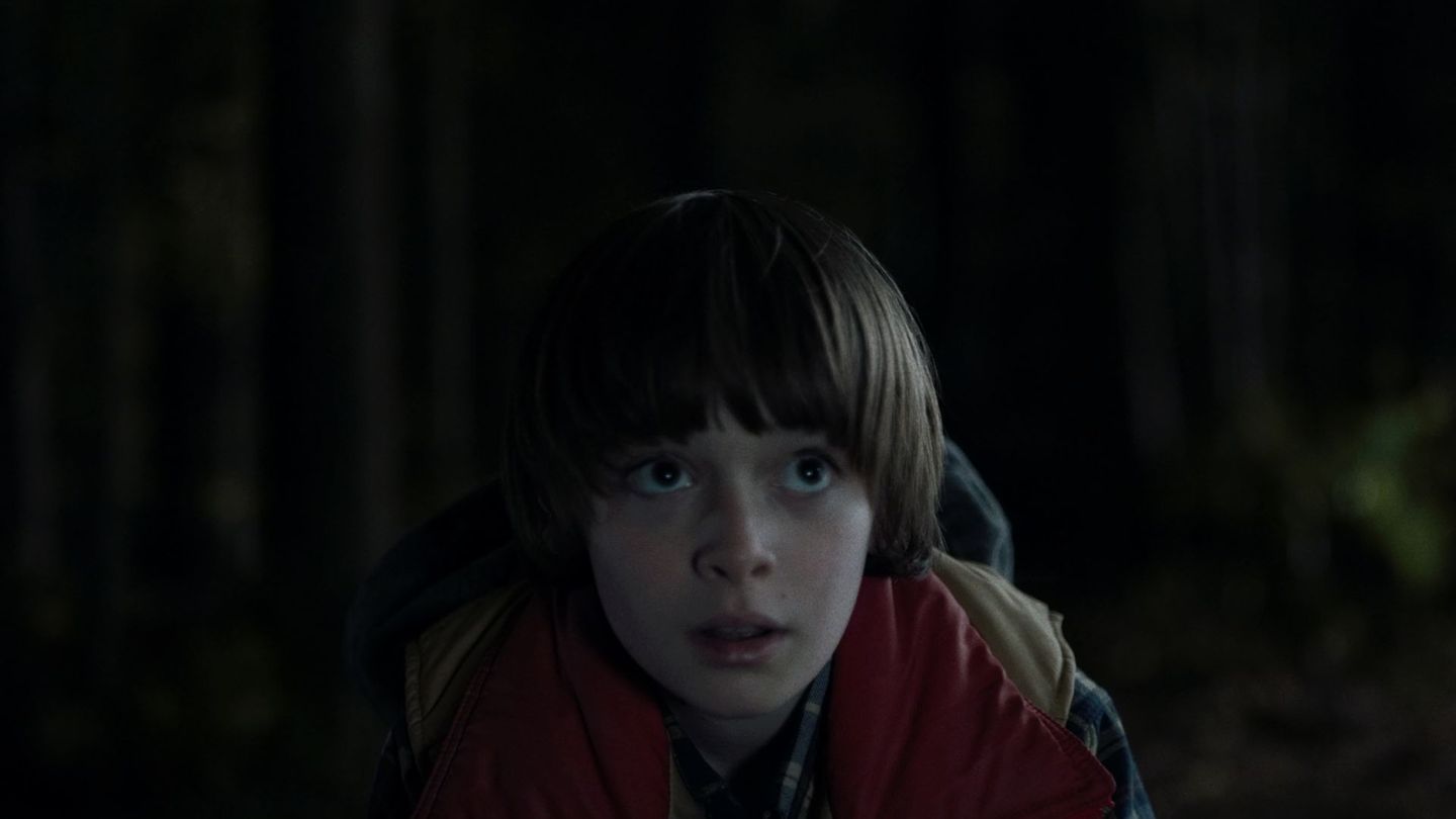 Mit dem "Verschwinden des Will Byers" fängt alles an: Noah Schnapp spielt den schüchternen Jungen, der im November 1983 auf mysteriöse Weise verschwindet. Wie sich bald herausstellt, ist er in die Schattenwelt geraten, ein düsteres Parallelluniversum, in dem es grauenvolle Monster gibt.