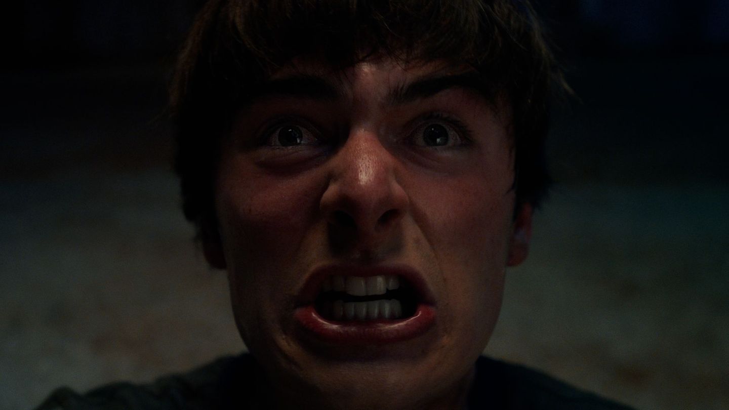 Am Ende der ersten Staffel wird Will zwar gerettet, doch seit seiner Rückkehr steht er in stetigem Kontakt mit der Schattenwelt. Im Finale von "Stranger Things" wird sich nun alles um Wills Schlüsselrolle in einem bösen, apokalyptischen Plan drehen.