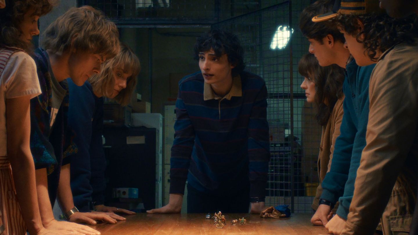 Von Elf ist Mike von Anfang an fasziniert. Später werden die beiden sogar ein Paar. Dem Trailer der finalen fünften Staffel nach zu urteilen, wird der inzwischen hochgewachsene Mike die Gruppe in der finalen Schlacht anführen.