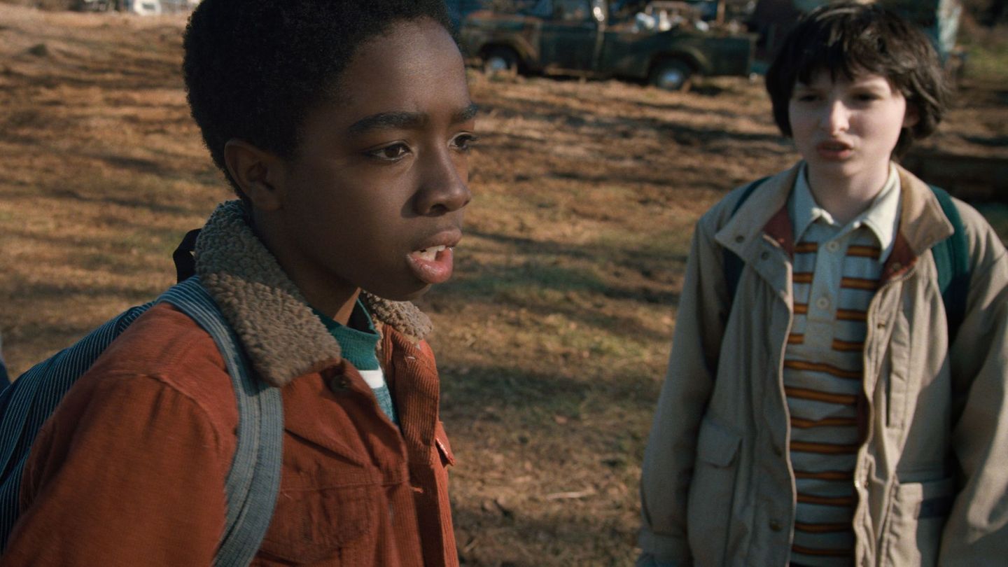 Lucas Sinclair (Caleb McLaughlin, links) ist der Vierte im Bunde: Er hat anfangs großes Misstrauen gegenüber Elf, freundet sich dann aber mit ihr an.